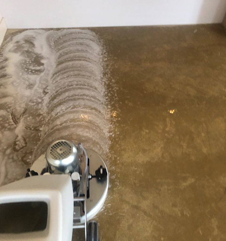 Betonvloer reinigen